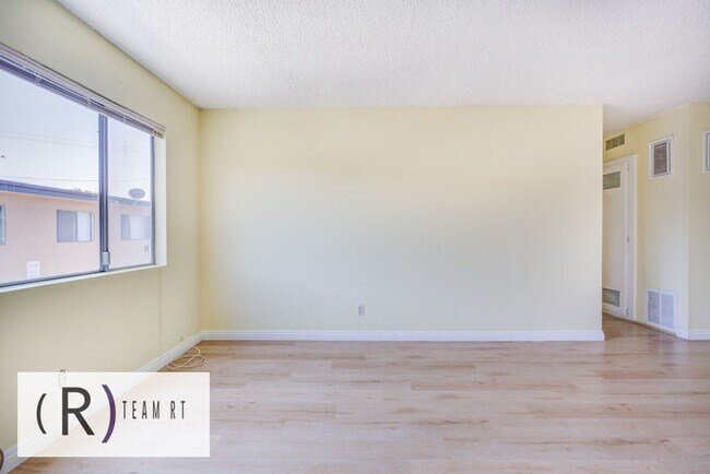 Foto del edificio - Newly Remodeled Beautiful Second Floor Uni...