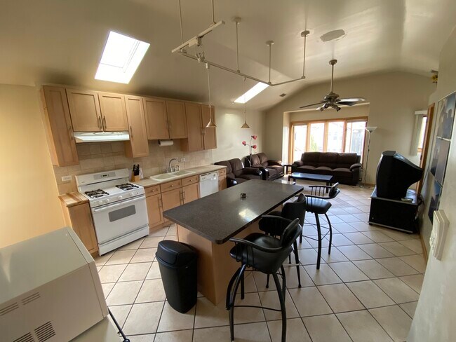 Cocina / Sala de estar - 2442 W Fillmore St