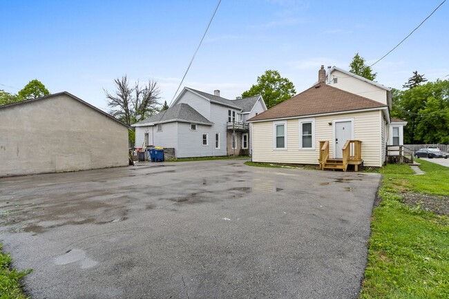 Building Photo - 527 5th St