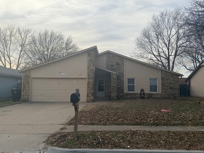 Building Photo - 1716 N Butternut Ave