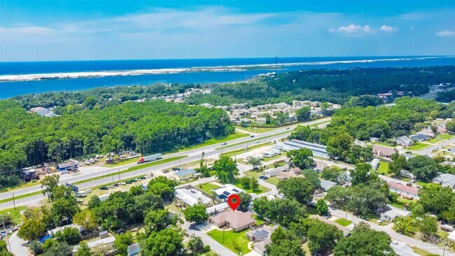 Foto del edificio - 305 Friar Tuck Rd