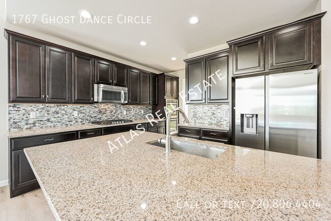 Foto del edificio - Spacious 4 Bedroom Home - finished basemen...