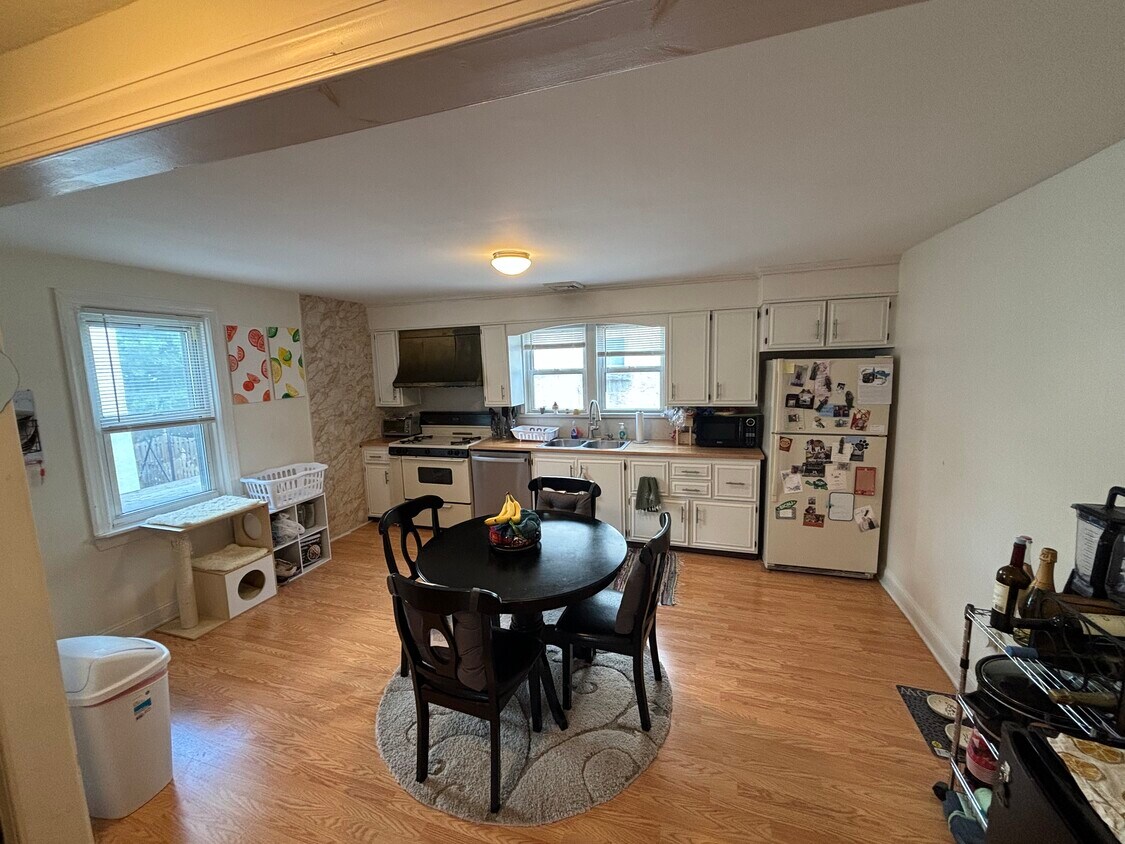 Kitchen - 152 W 4th Ave