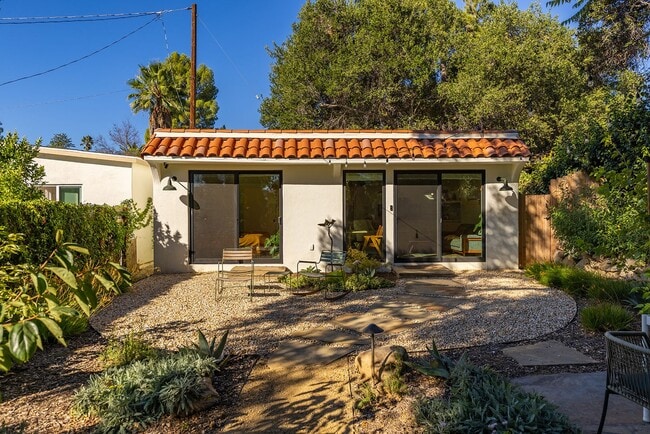 Building Photo - Downtown bungalow