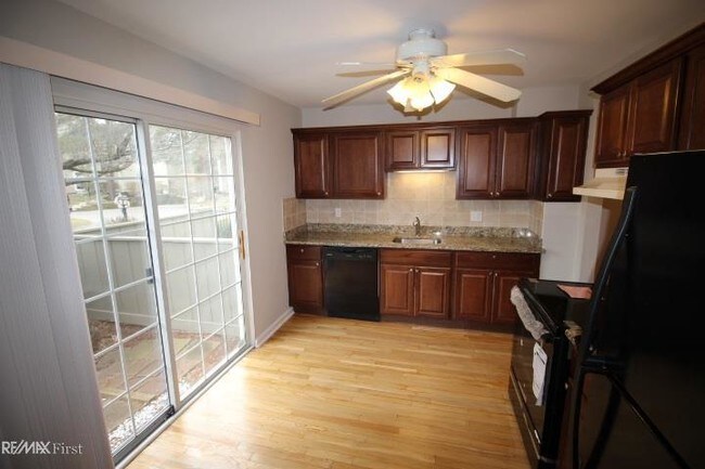 Foto del edificio - 1377 Autumn Ln