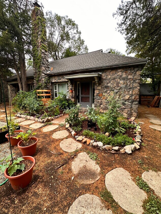 Foto principal - 2445 Custer Ave