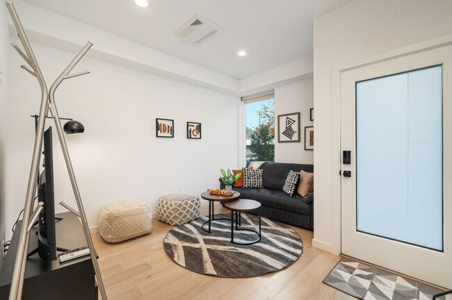 Foto del edificio - 6125 Sand Point Way NE