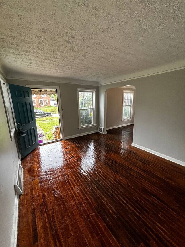 Building Photo - Large/ Updated Home
