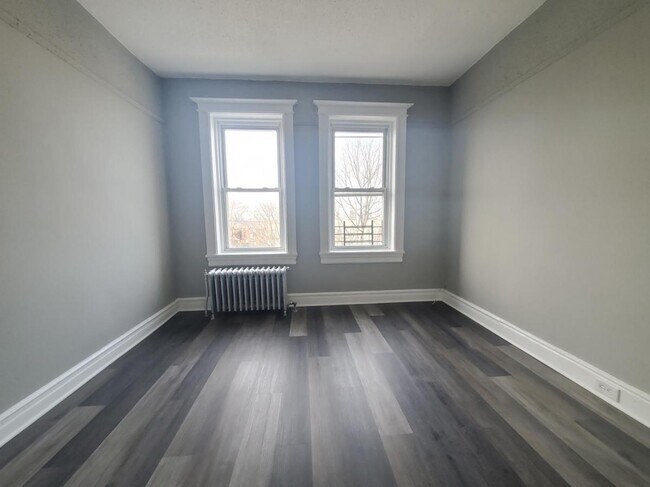 Building Photo - 104 Romaine Ave