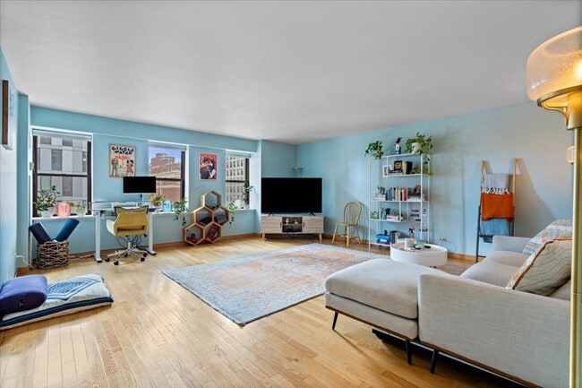 Building Photo - 40 E 9th St