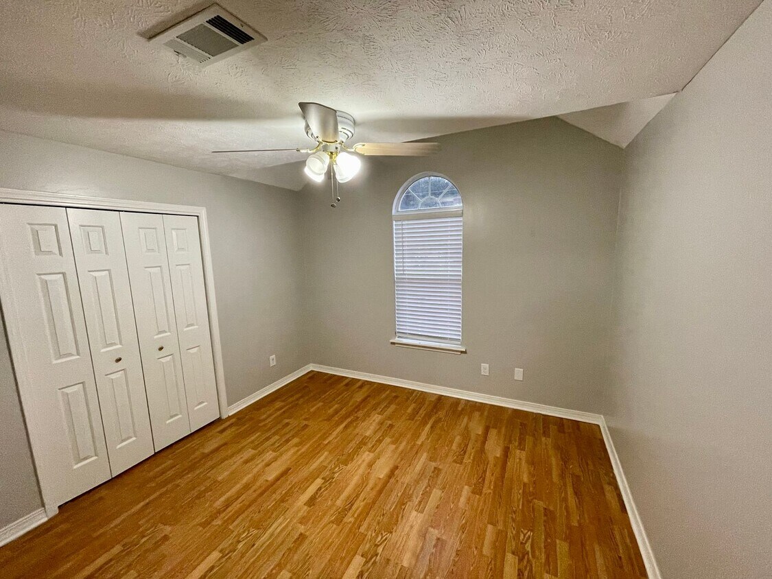 Foto principal - 3 bed 2 bath garden home in Brandon 047