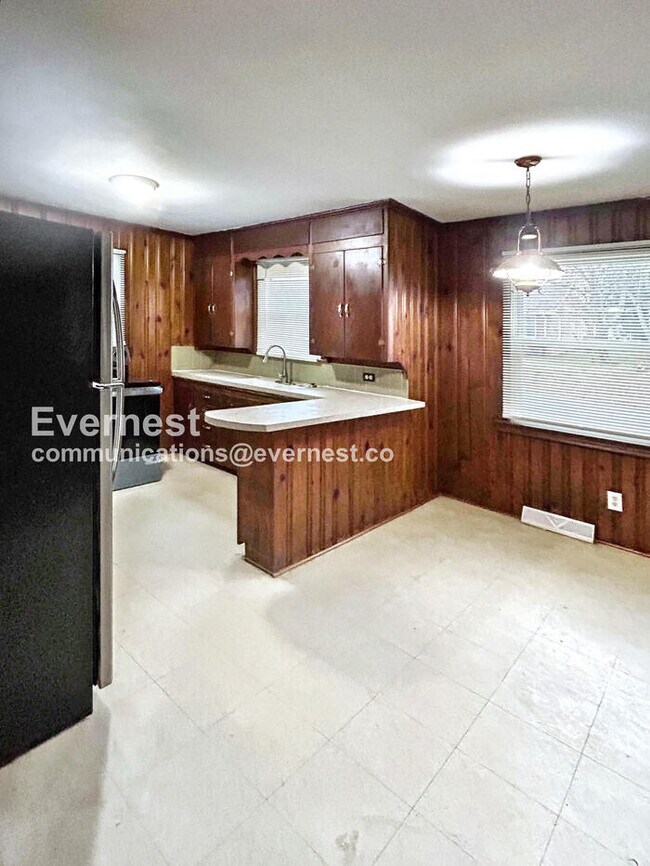 Foto del edificio - 1715 Longview Dr