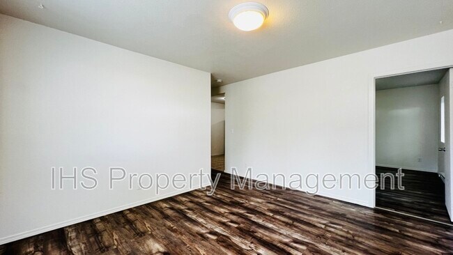 Building Photo - 1524 W 4th Ave