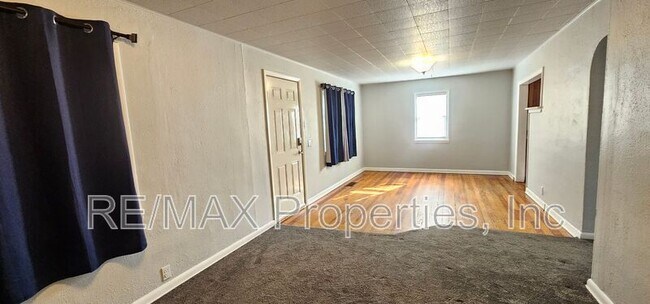 Foto del edificio - 2537 E Monument St