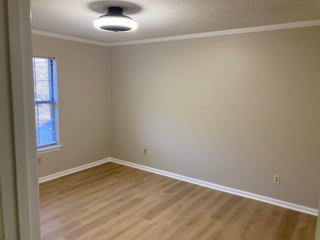Building Photo - 313 Deerpoint Dr
