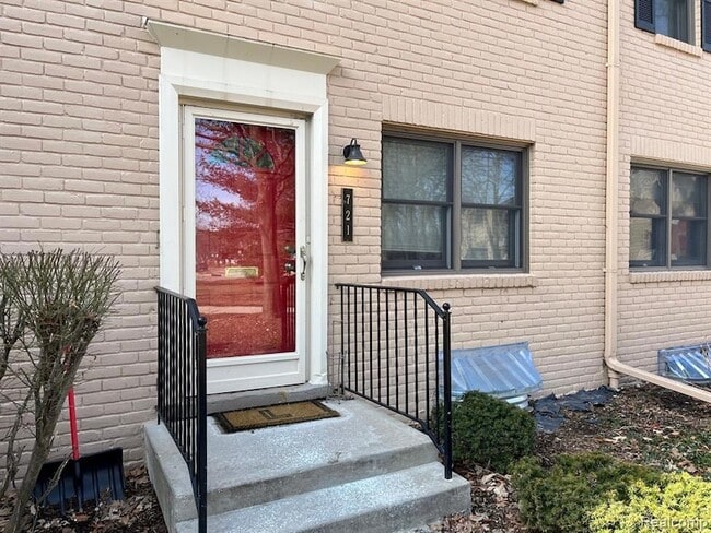 Building Photo - 721 N Eton St