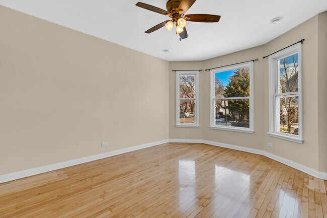 Foto del edificio - 3056 N Drake Ave