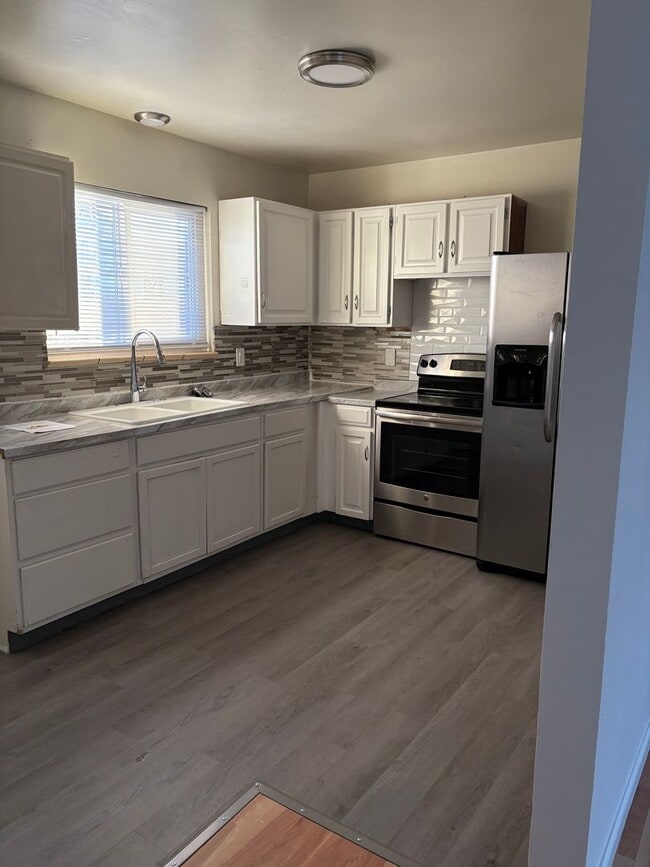 Building Photo - Charming 2-Bedroom Oasis with Spacious Front Yard!