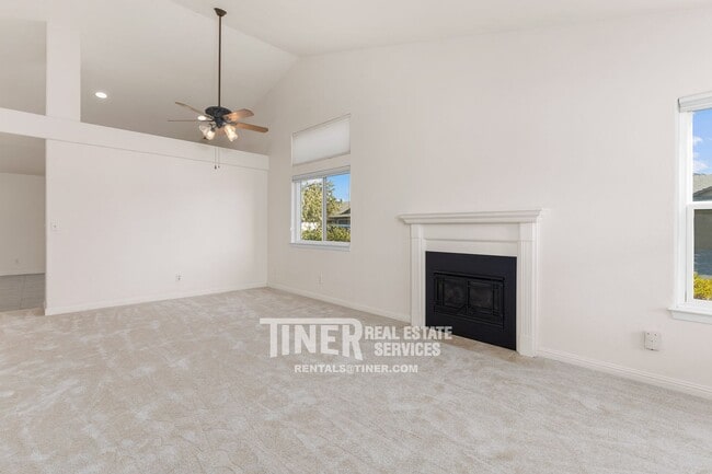 Building Photo - 2240 Moraga Dr