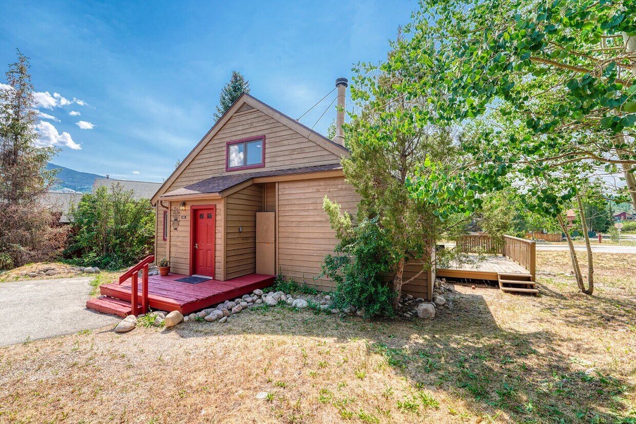 Primary Photo - 305 N Chipmunk Cir
