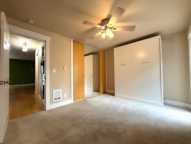 Foto del edificio - Modern West Seattle Condo | Beautiful Two Bedroom with Private Balcony