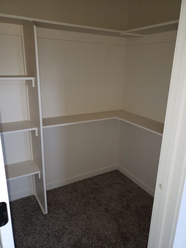 2 large walk in closets for master bedroom - 1121 Sundial Ln
