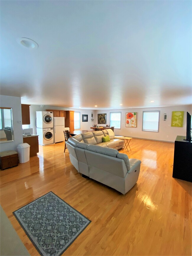 Building Photo - 206 Hingham St