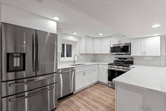 Building Photo - 2221 W Winnemac Ave