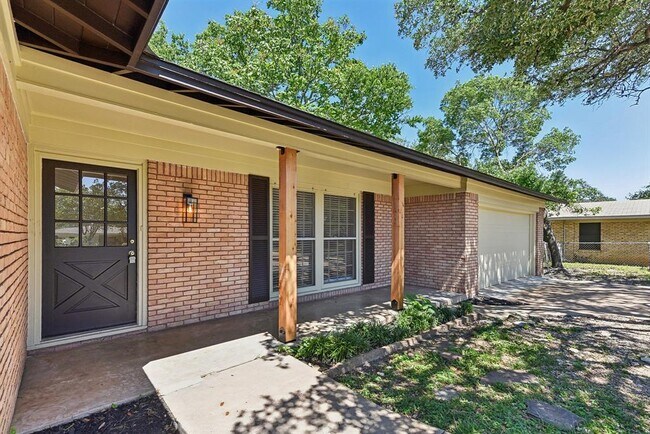 Building Photo - 11702 N Oaks Dr