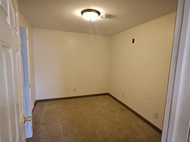 Building Photo - 823 Main St