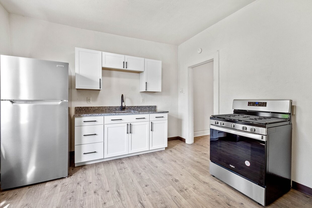 GREAT TWO BEDROOM IN SOUTH SIDE SLOPES! - GREAT TWO BEDROOM IN SOUTH SIDE SLOPES!