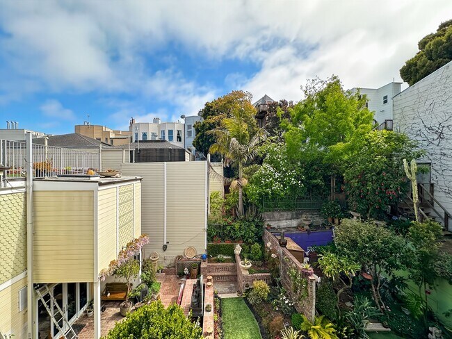 Building Photo - Top-Floor, Remodeled 5BR/2.5BA Victorian Flat, Pet Friendly, Steps from Alamo Square