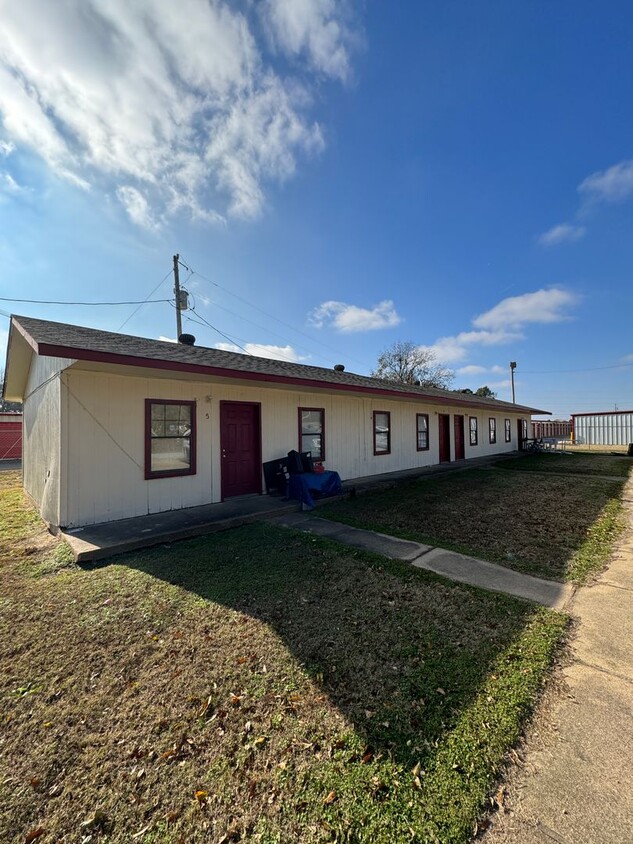 Primary Photo - 1 Bed / 1 bath Apartment in Bay Available ...