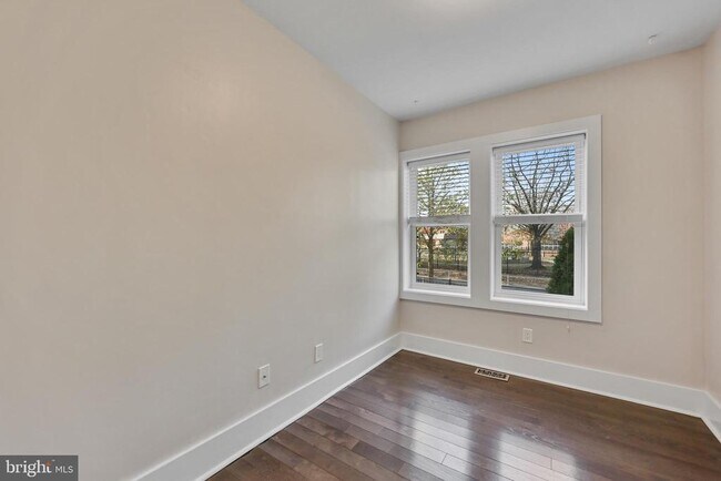 Foto del edificio - 1100 Holbrook Terrace NE