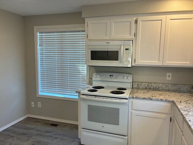 Foto del edificio - 338 Lost Creek Ct N