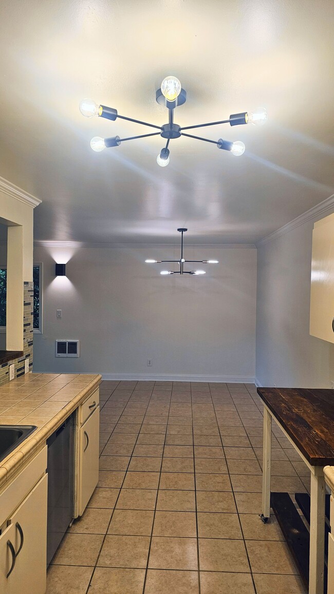 KITCHEN/DINING AREA - 1500 SW Skyline Blvd