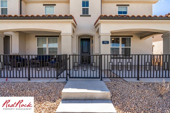 Building Photo - 3 Bedroom Townhome Located in Desert Color...