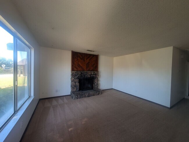 Foto del edificio - Great 3 bedroom home Close to CSUS