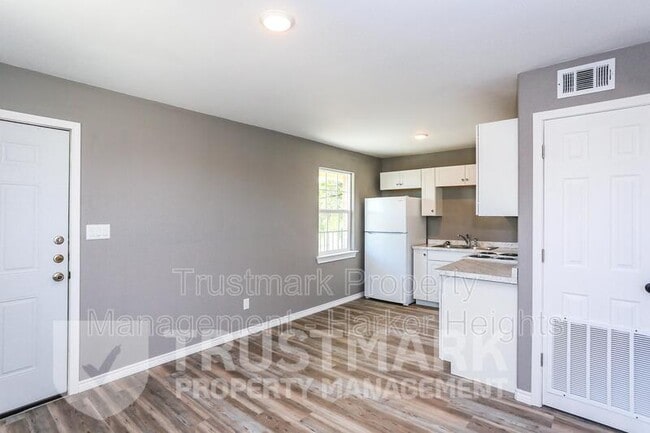 Building Photo - 501-504 Root Ave