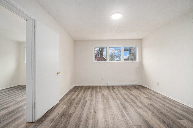 Photo du bâtiment - 185 Mcarthur Av