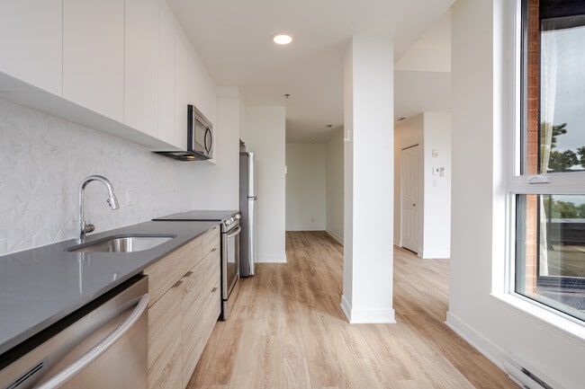 Building Photo - Le 1750 Cedar