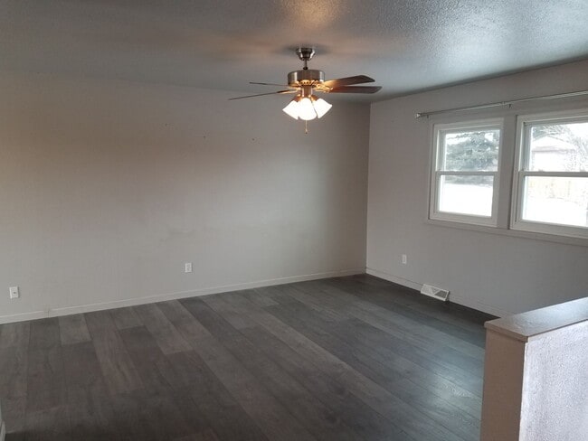 Building Photo - House For Lease