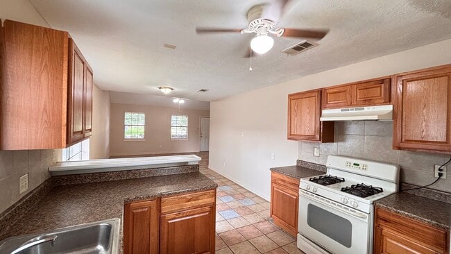 Building Photo - 1114 Un Vly Dr