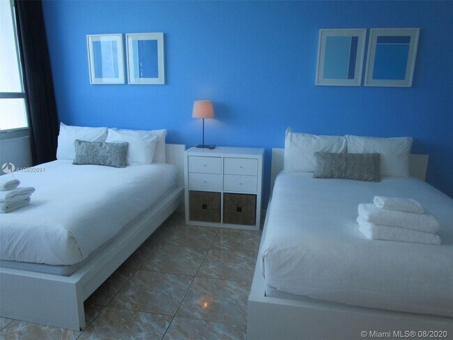 Foto del edificio - 5445 Collins Ave