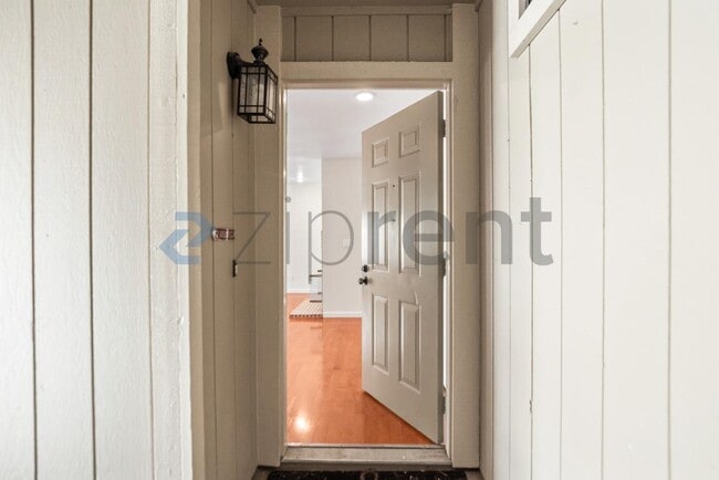 Building Photo - Unit