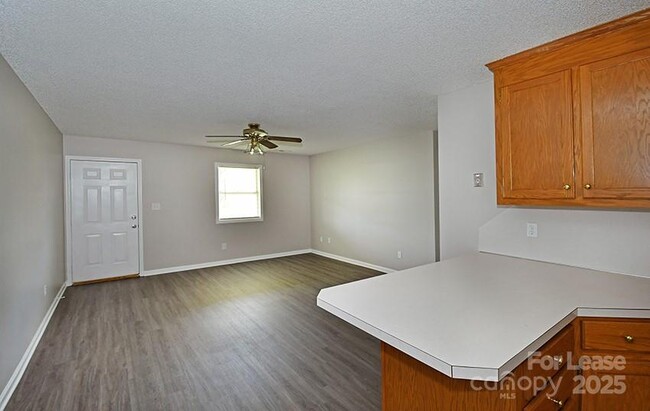 Building Photo - 150 Glen-Gar Dr