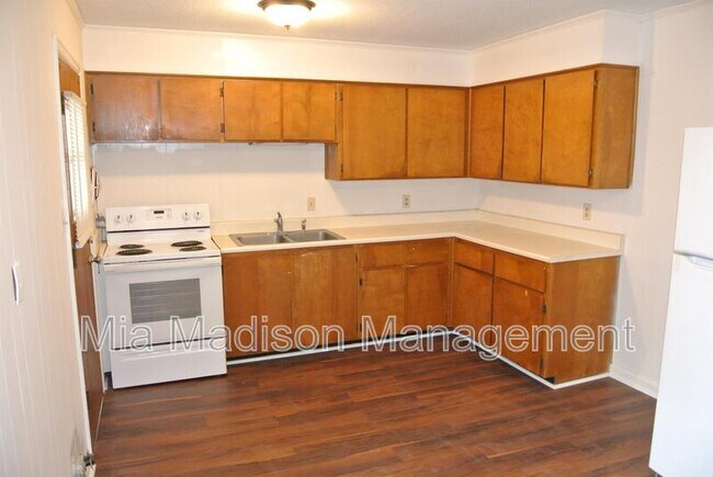 Foto del edificio - 4407 Caroline Dr