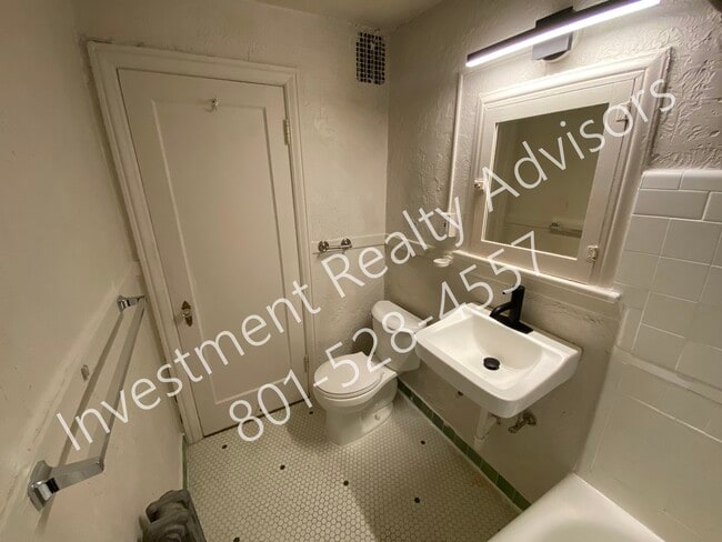 Building Photo - 141 E 1st Ave