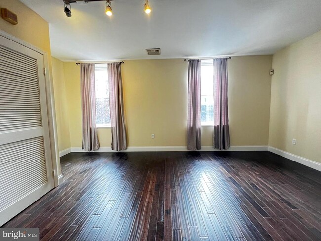 Building Photo - 443 Fairmount Ave