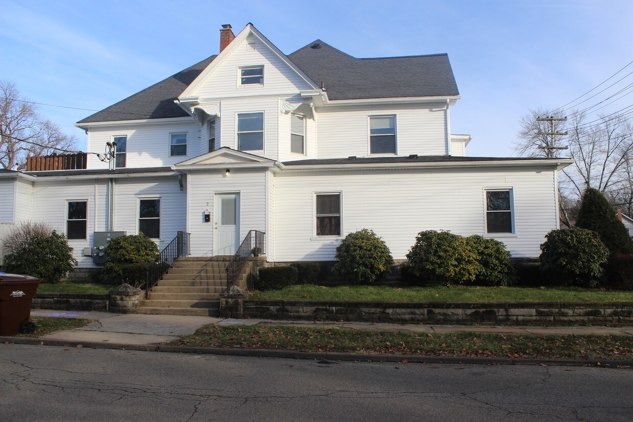 Primary Photo - 203 E Pine St